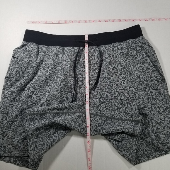 Lululemon THE Short Size Extra Large 7.5" Inseam Gray Abstract Geometric Mens - Picture 7 of 9